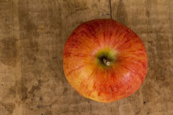 Pomme rouge fraîche sur table en bois — Photo