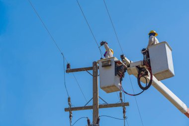 Elektrikçilerin bakımı hidrolik kovada yüksek voltajlı elektrikle yapılır