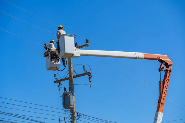 Konserwacja Elektryków Pracujących Wysokim Napięciem Elektrycznym Wiadrze Hydraulicznym — Zdjęcie stockowe