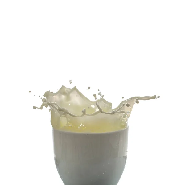 ミルクの滴と白の背景に隔離されたスプラッシュは — ストック写真