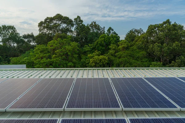 Panneaux Solaires Installés Sur Toit Grand Bâtiment Sont Pleins Saleté — Photo