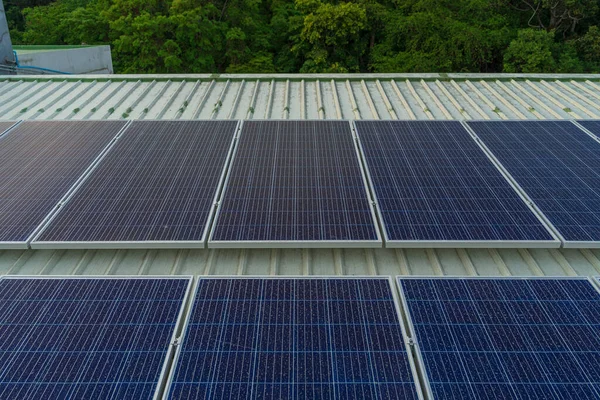 Panele Ogniw Słonecznych Zainstalowane Dachu Dużego Budynku Pełne Brudu Pyłu — Zdjęcie stockowe