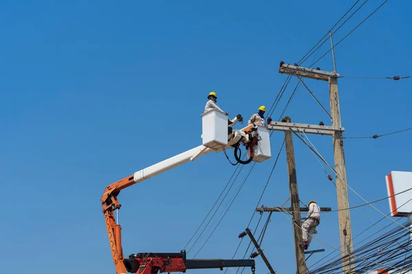 Elektrycy Instalują Urządzenia Systemie Wysokiego Napięcia — Zdjęcie stockowe