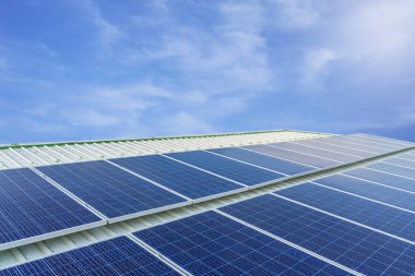 Büyük bir binanın çatısına kurulmuş güneş hücreleri paneli toprak ve toz dolu..