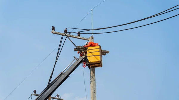 Electricistas Trabajan Torres Alta Tensión Para Instalar Cables Equipos — Foto de Stock