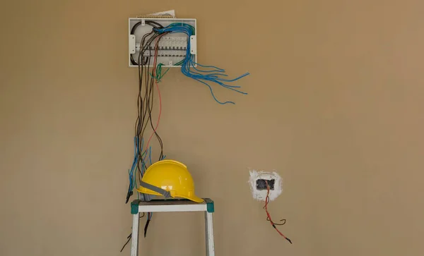 Installieren Sie Box Leiterplattenverkabelung Elektrisch Der Wand Hintergrund Und Schutzhelm — Stockfoto