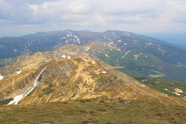 Montagne multicolori con neve — Foto Stock