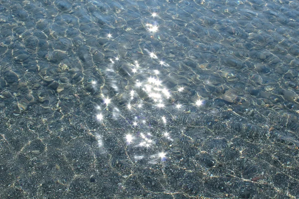 Słońce patrzy na wody przejrzyste morze. Dno morza — Zdjęcie stockowe