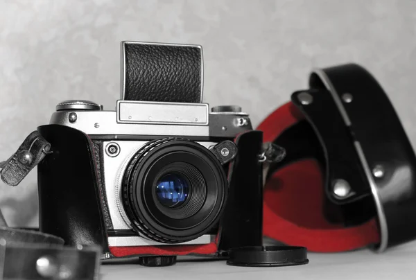 Starý fotoaparát a jeho případ. Černá a bílá (s výjimkou objektu čočka a červená část případu) — Stock fotografie