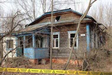 Çernobil bölgesi içinde büyümüş evi terk etti. Ukrayna. Radyasyon tehlikesi belirtileri