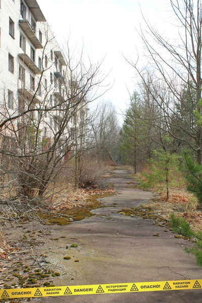 Rua abandonada e edifício na Zona de Chernobyl. Ucrânia — Fotografia de Stock