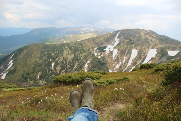 Zobacz moje dżinsy i buty z niesamowite wysokiej góry krajobraz! — Zdjęcie stockowe