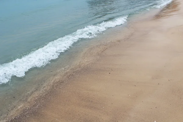 The blue wave rolls on the sand — Stock Photo, Image