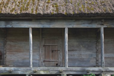 Eski ahşap ahır thatched çatı ile