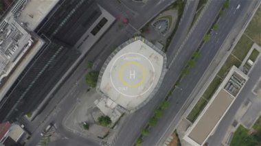 Helikopter pistinin havadan görünüşü. İstanbul Gökdelenleri. Türkiye 'de 4K Görüntüsü