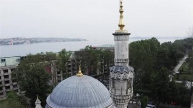 İstanbul 'daki Yıldız Hamidiye Camii' nin havadan görünüşü. Türkiye 'de 4K Görüntüsü