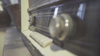 Vintage alıcısı. Ölçekte analog radyo arama frekansı ayarlanıyor. 