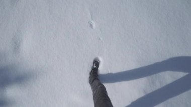 Karlı yolda giden biri. 