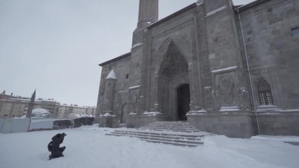 Dobel menara madrasah di Erzurum. 4K Footage di Turki — Stok Video
