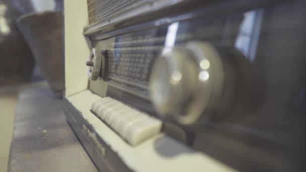 Vintage přijímač. Ladění analogové radiové frekvence na stupnici. — Stock video