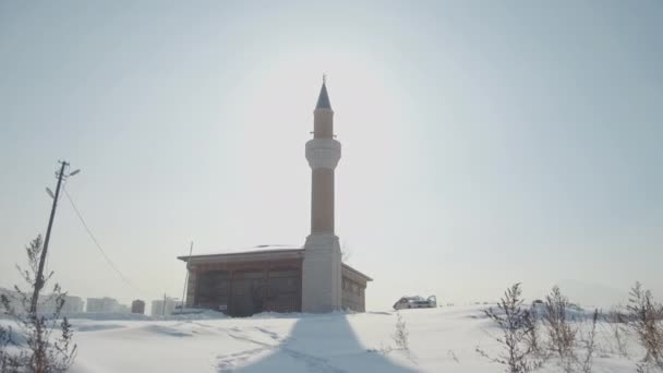 에르 주룸에 있는 오래 된 모스크에 눈이 덮였어요. 터키 의 4K 걷기 — 비디오