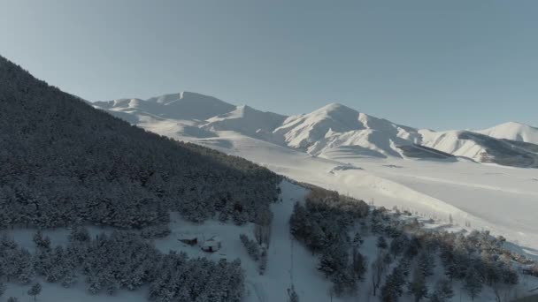 Ein verschneiter Berg in Erzurum. 4K-Filmmaterial in der Türkei — Stockvideo