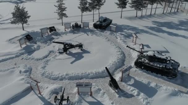 Vista aérea do tanque e equipamentos militares antigos em Erzurum. Filmagem 4K na Turquia — Vídeo de Stock