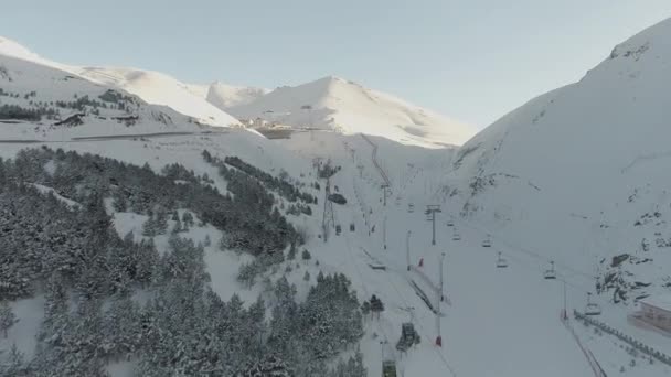 Una montaña cubierta de nieve en Erzurum. Filmación 4K en Turquía — Vídeos de Stock