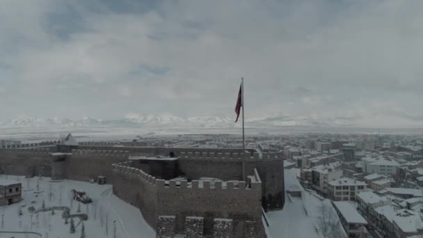 Widok z lotu ptaka na zabytkowy zamek Erzurum. Śnieżna pogoda. Materiał 4K w Turcji — Wideo stockowe