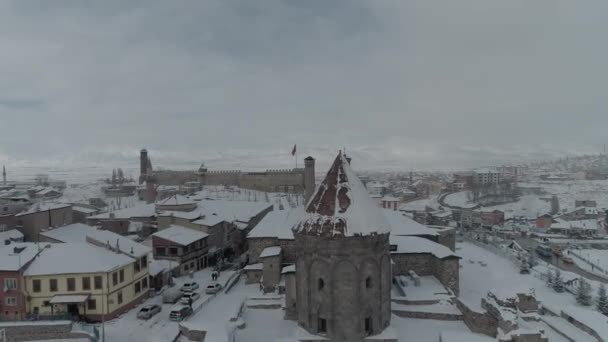 Vue aérienne du château historique d'Erzurum. Météo enneigée. Images 4K en Turquie — Video