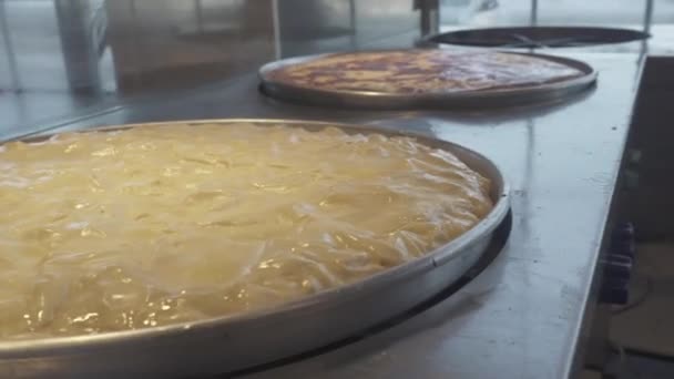 Un pastel turco. Turquía Comida tradicional. — Vídeo de stock