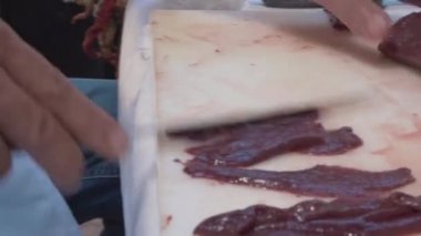 Çiğ ciğer bıçakla parçalara ayrılmış. Edirne şehrinin ünlü yemeği..