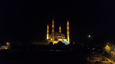 Türkiye 'de Edirne4K' daki Selimiye Camii 'nin hava gece görüntüsü
