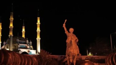 İki. Edirne 'deki Mehmed Heykeli ve Selimiye Camii. Türkiye 'de 4K Görüntüsü