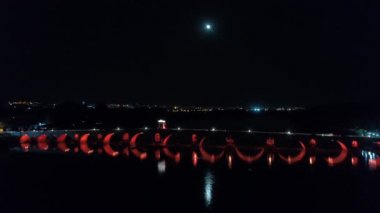Edirne 'deki Aerial gece görüşü Mecidiye Köprüsü. Türkiye 'de 4K Görüntüsü