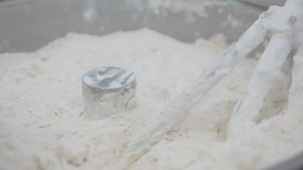 Maszyna ugniata ciasto chlebowe. Surowe ciasto w piekarni przemysłowej mieszalnik ciasta — Wideo stockowe