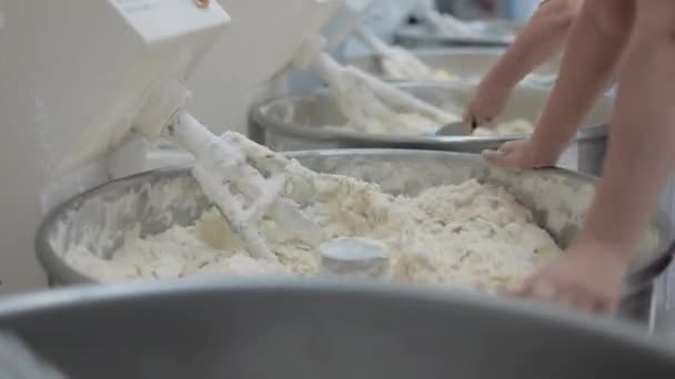 Máquina amasando masa de pan. Masa cruda en una mezcladora de masa de panadería industrial — Vídeo de stock