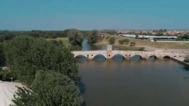 Edirne 'deki Stone Köprüsü' nün havadan görüntüsü. Türkiye 'de 4K Görüntüsü