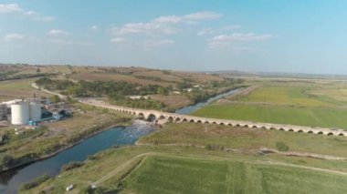 Edirne 'deki tarihi uzun köprünün havadan görünüşü. Türkiye 'de 4K Görüntüsü