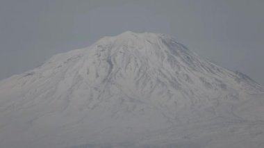 Agri 'deki Kar Tepeli Ararat Dağı.