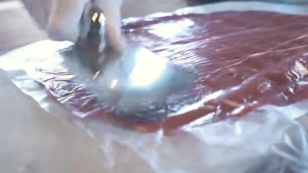 Um chef a bater em carne. Imagem de close-up — Vídeo de Stock