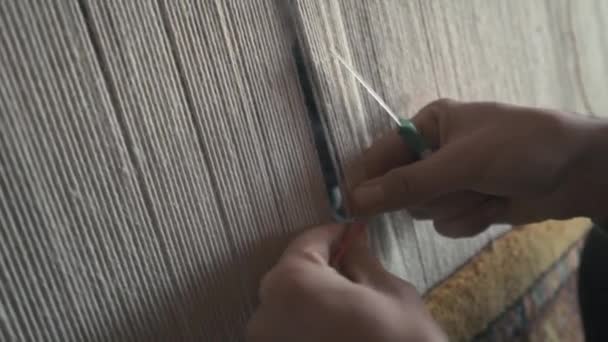 Una donna che tesse il tradizionale tappeto turco. — Video Stock