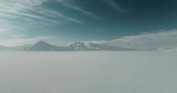 Lago congelado y montañas cubiertas de nieve. Filmación 4K en Turquía — Vídeos de Stock