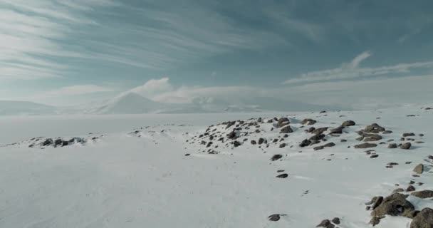Lago congelado y montañas cubiertas de nieve. Filmación 4K en Turquía — Vídeos de Stock