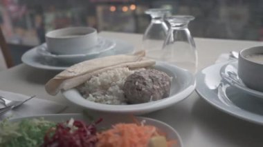 Abdigor köftesi ve yakın plan pirinç. Türk Geleneksel Köftesi