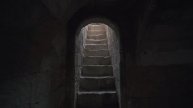 Karanlık antik merdivenler korkunç yeraltından güneş ışığına çıkıyor.