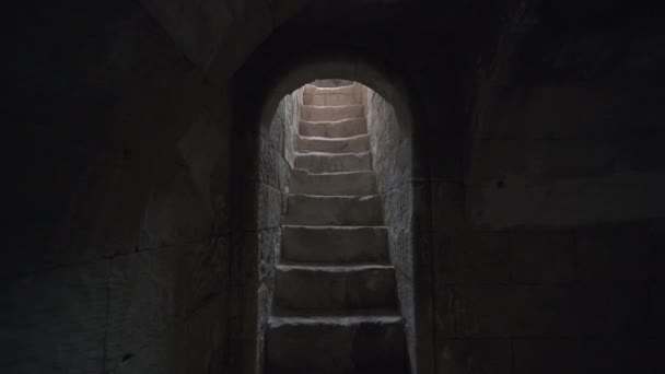 Gelap tangga kuno mengarah ke cahaya matahari dari menakutkan bawah tanah — Stok Video