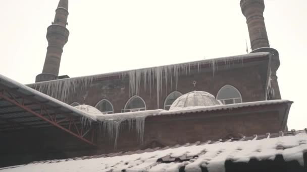 Icicles e Mesquita Velha Otomana em Agri — Vídeo de Stock