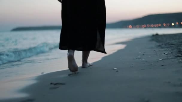 A Kvinnliga ben och fötter promenader längs havsvatten vågor på sandstrand. — Stockvideo