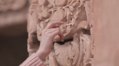 Ishak Paşa Sarayı Duvarı 'nı tutan bir kadın. Tarihi Turistik Seyahat